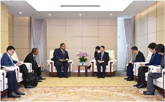 生态环境部部长黄润秋会见瑙鲁基础设施发展、环境治理和农业、体育部长杰里迈亚