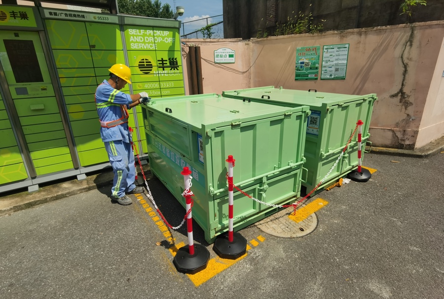 在小区门口的临时存箱点，箱体的“胃口”比表面看上去更大。 陈玺撼 摄.jpg