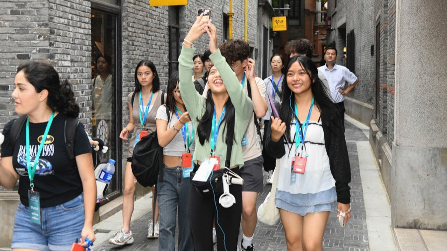 昨天，交流团的小团员们兴奋地在新天地拍照打卡。记者 张驰 摄.jpg