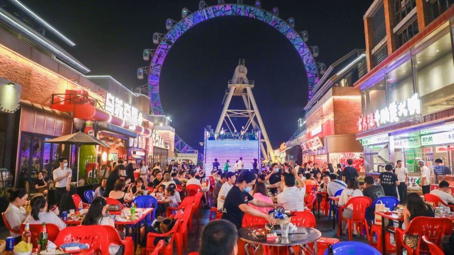 静安大悦城“夜食天台”人声鼎沸。 资料图片.jpg