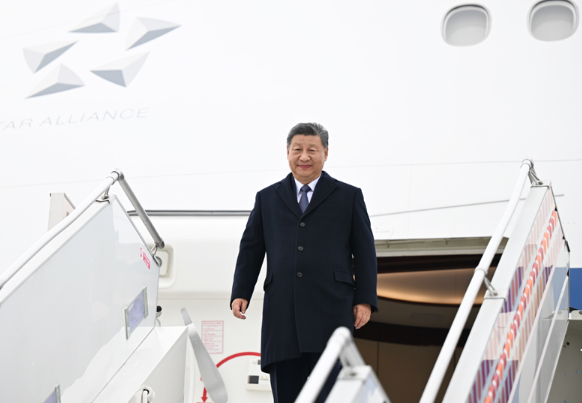 习近平抵达喀山出席金砖国家领导人第十六次会晤