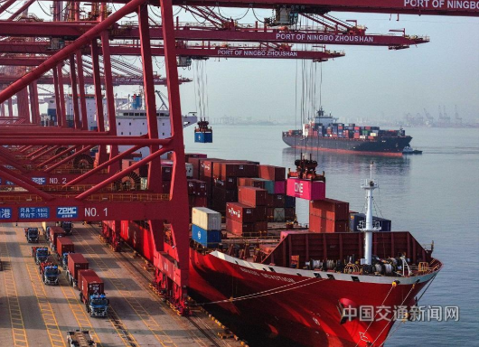 船来货往港区忙：大浦口码头新外贸航线“达飞东非快线”正式开通